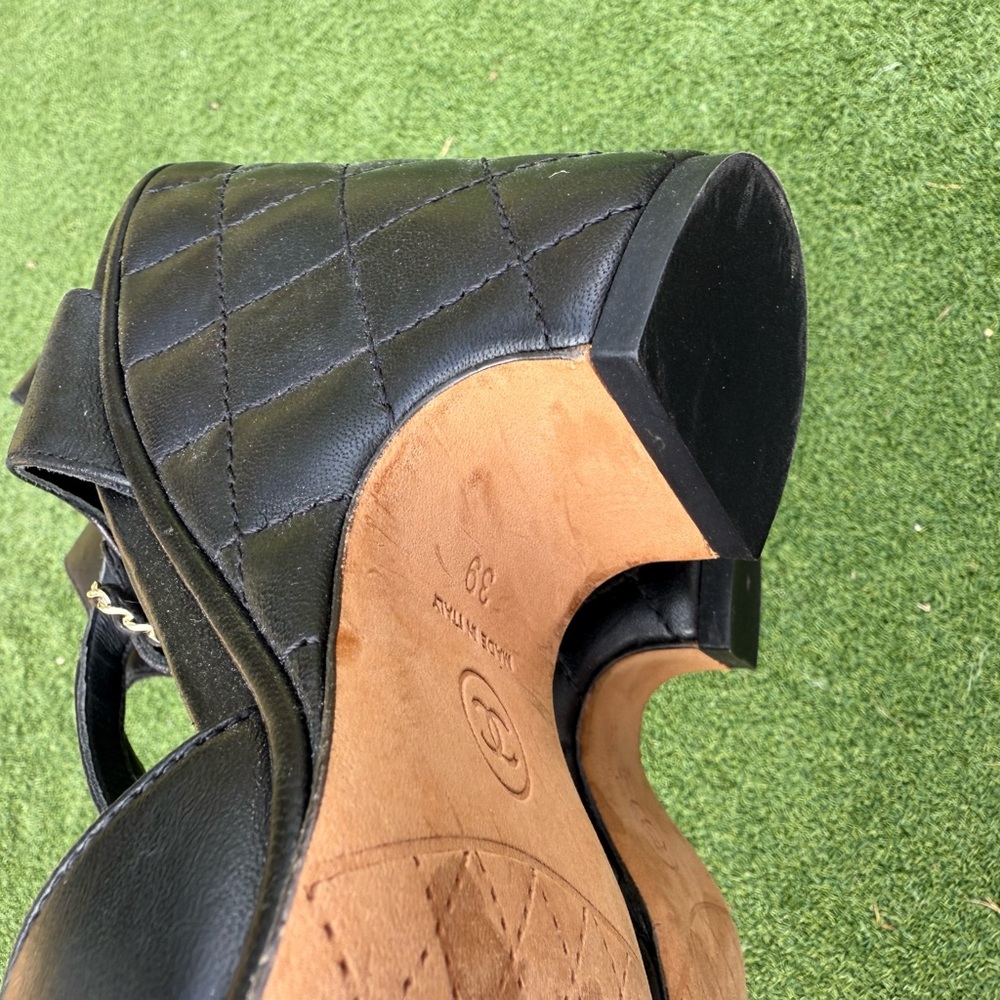 CHANEL Black Leather Sandals with Gold Chain Detail - Picture 10 of 13